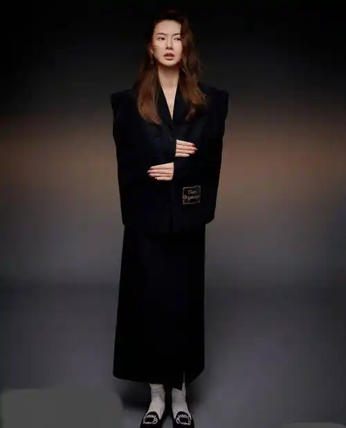 戚薇杂志造型酷炫霸气,宽大西装有型帅气,展现时髦自然范儿_时尚_照片