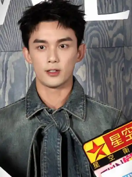 吴磊超话0690#吴磊绿毛衣#    采访@吴磊leo纯享版98#loewe晚宴