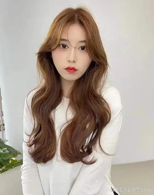 烫发既显时尚,又显得头发蓬松看起来更有发量,头发多就显年轻,可以不