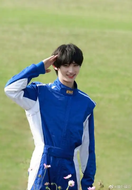 《夏日少年派》丁程鑫剧照96我说一句小丁好适合蓝色没人反对吧!