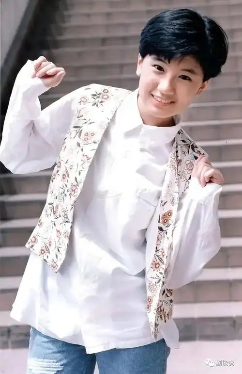 这是1990年出道作品《佳家福》里的贾静雯↓今天先来聊聊贾静雯.