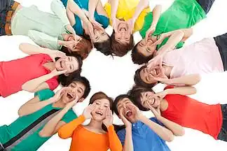 i>一 /i>群年轻 i>人 /i>围成 i>一 /i> i>圈 /i>大喊