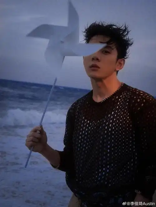 李佳琦发布海边写真大片,身穿针织老头衫,胸肌若隐若现……__财经头条