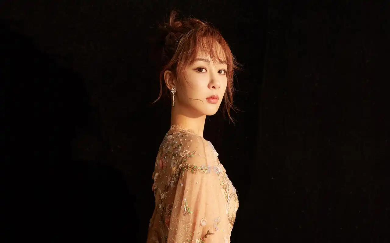 杨紫性感优雅写真桌面壁纸高清大图预览1920x1080_大陆明星下载_美桌