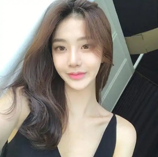 中分长发烫大卷发就是知性有女人味味,像这样披散在肩头 深v上衣,那就