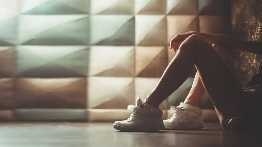 潮流女生的运动鞋个性电脑壁纸图片