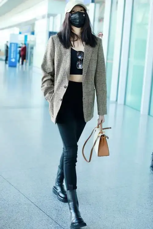 关晓彤:谁会闲的花七万买包,现在的她随便一个包包可不止7万!