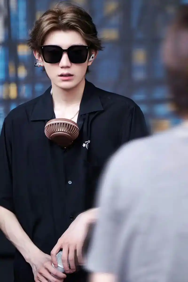 王源十周年演唱会舞台彩排照 黑衬衫 墨镜9815帅气值拉满 一 - 抖