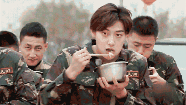 黄子韬在《甜蜜的你》里吃饭又被吓撒了989898哈哈天选撒饭人!