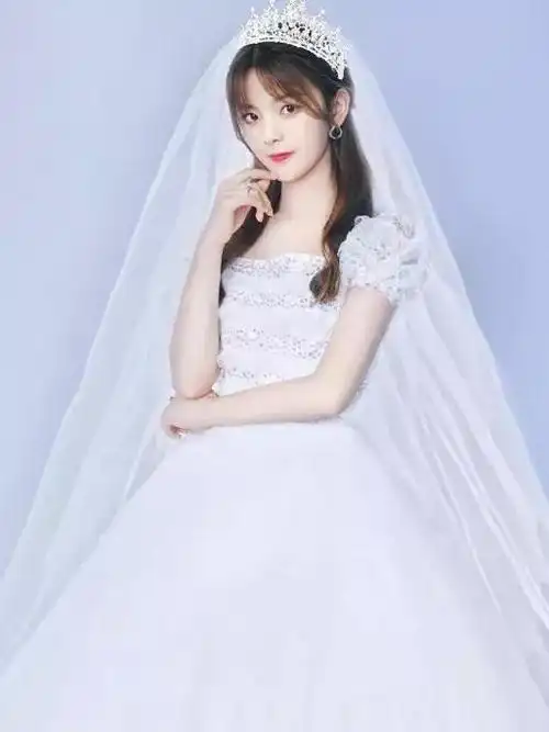 杨超越婚纱造型被疯传意外美出新高度许魏洲贴心为她整理裙摆