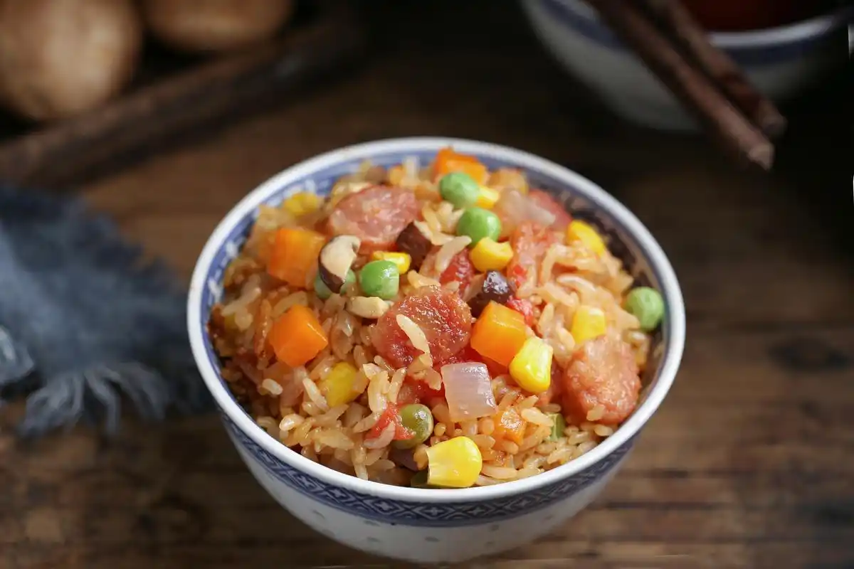 米饭的这些做法最省事,饭菜一锅出,香喷喷吃不腻