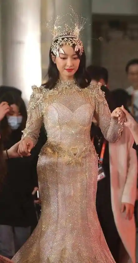 宋茜发文晒性感泳照,疑似回应金鹰奖被吐槽事件,配文简短而有力