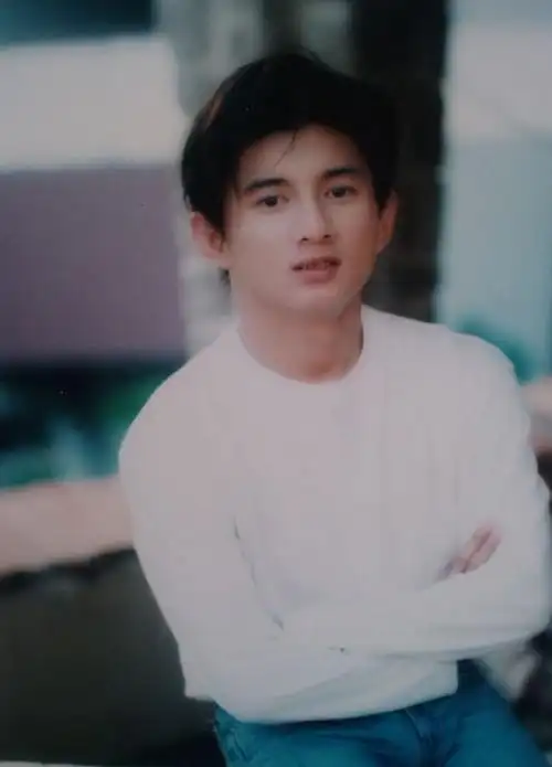 年轻时的吴奇隆有多"帅气",随便翻翻照片就知道了.