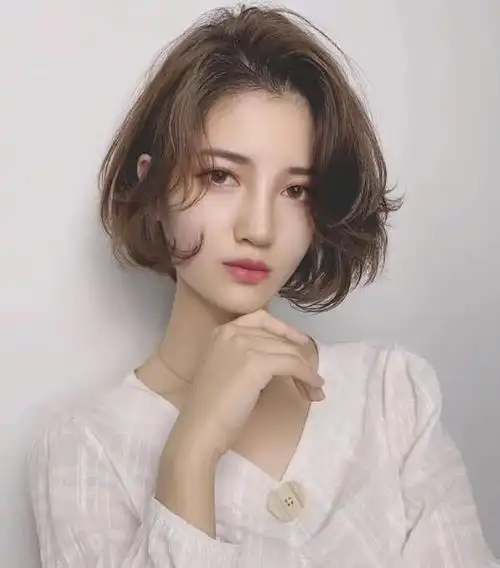 发尾的头发是外翘式的,这样的洋气短发烫发发型是一定能让女生变得更