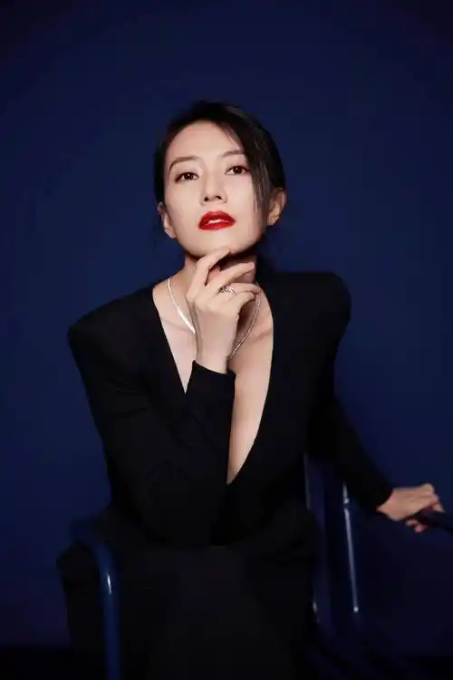 从高圆圆的状态来看,能看到她的生图中虽然有纹但是掩饰不住的美貌,这