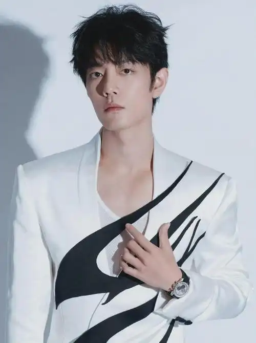 肖战微博之夜佩戴的腕表大有来头爽文照进现实原来这么优秀