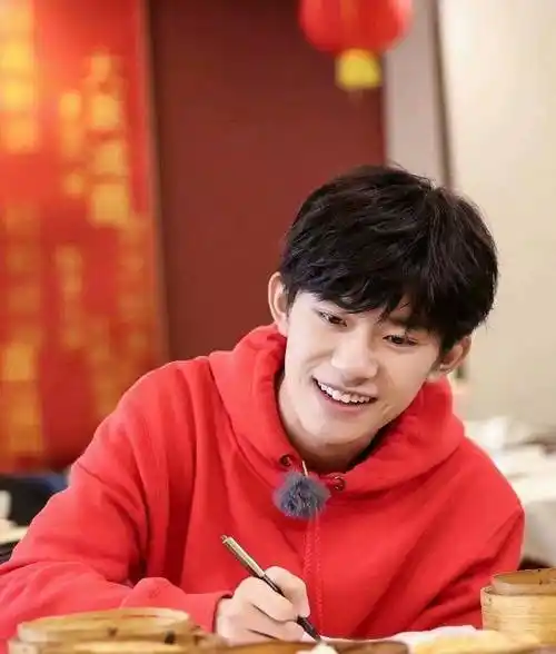 《朋友请听好》易烊千玺红色卫衣搭黑马甲,帅气活力少年感十足_节目