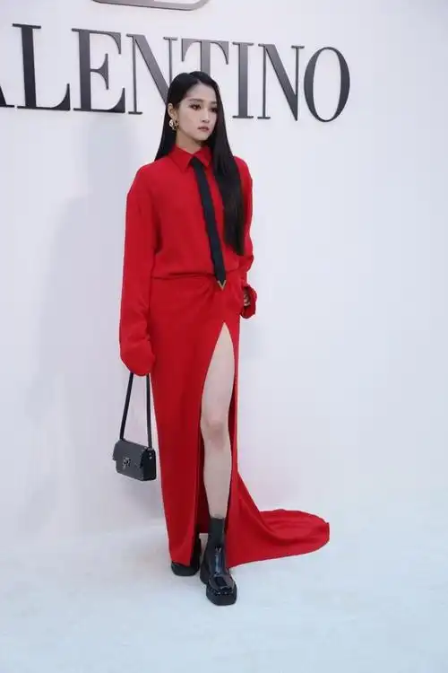 最近,关晓彤在一次活动上穿着一条高开叉的红裙子,引起了广泛的关注和