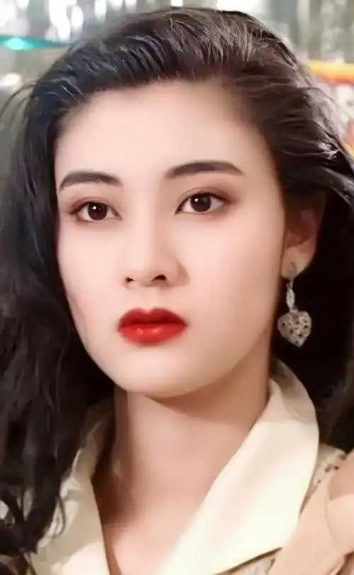 如今的李嘉欣,已是豪门阔太,过去的风风雨雨都被她一笔勾销.