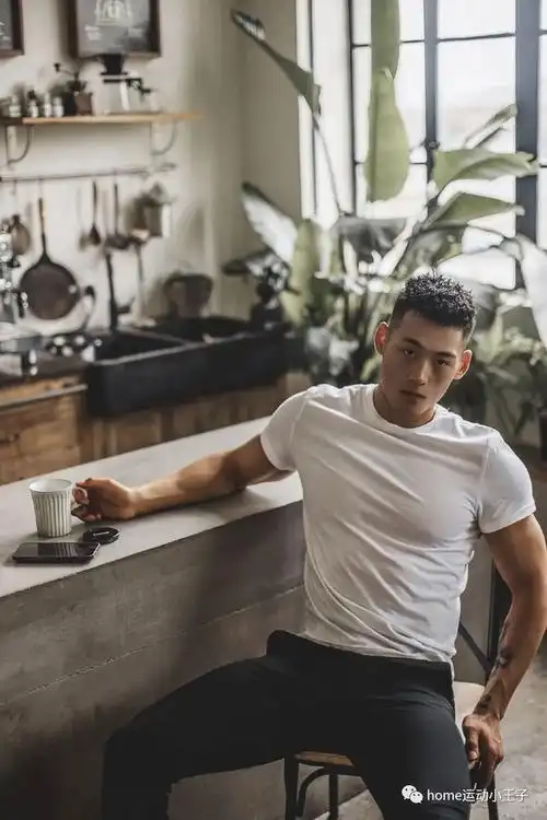 爱运动有颜值,有身材还阳光,这样的肌肉男简直太养眼_网易订阅