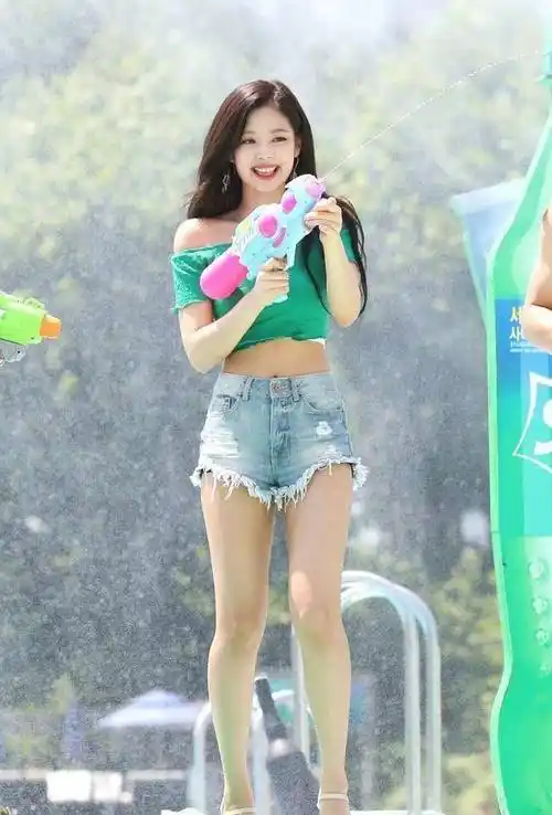 jennie又穿露脐短裤装,狂秀身材曲线,不料短裤有点短瞬间很尴尬_活动