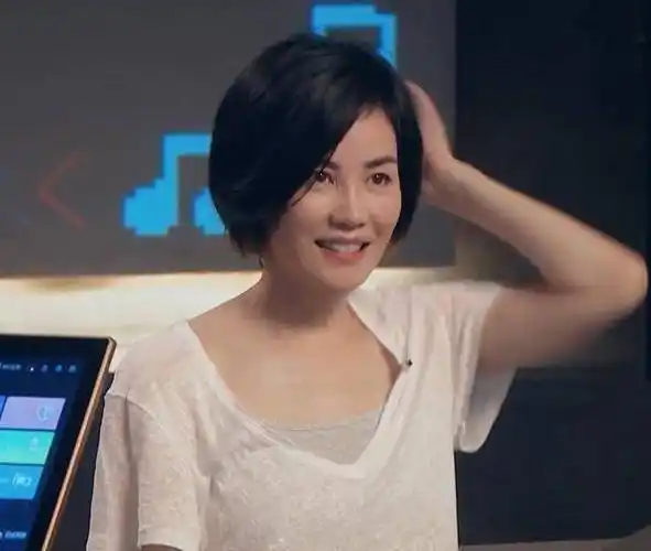不被年龄所困51岁王菲直播连麦马云大佬见大佬穿衣从不花哨