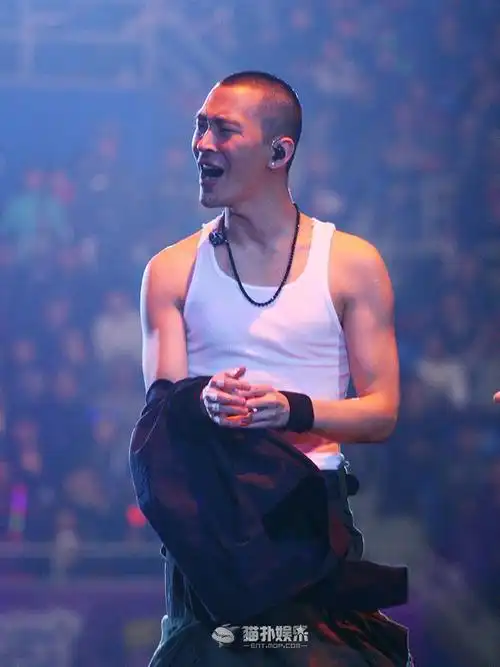 大家觉得黄立行的肌肉完美还是何润东的完美?