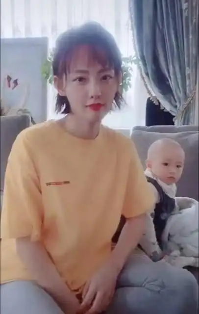 张嘉倪晒二胎正面照,小家伙呆萌可爱,眼睛快与张嘉倪一样大了