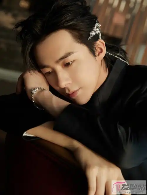 刘宇宁纯墨造型 潇洒帅气展现古风气韵