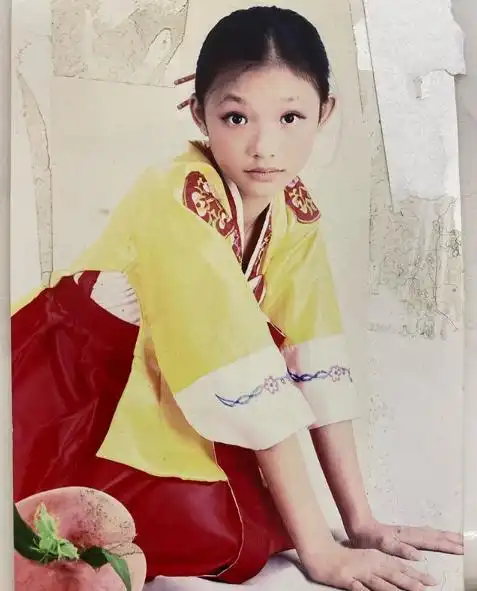 林允晒童年艺术照,贴假睫毛画眼影清纯可爱,从小就是美人胚子_照片