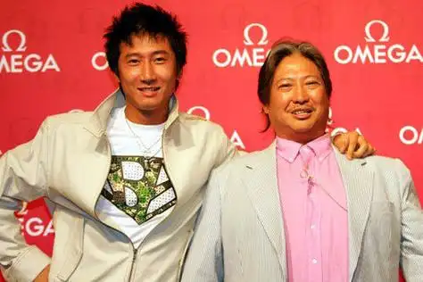 洪金宝与儿子洪天明(左)