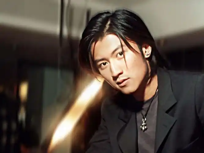 谢霆锋个子不高,但有很多女孩子喜欢他,他最吸引人的地方,是他那一脸