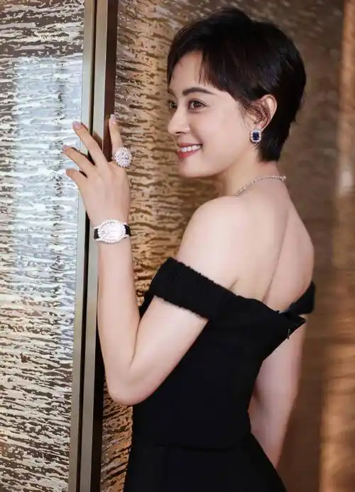 孙俪穿抹胸深v黑裙,优雅地展示美背和肩颈线条,配奢华珠宝_魅力_照片