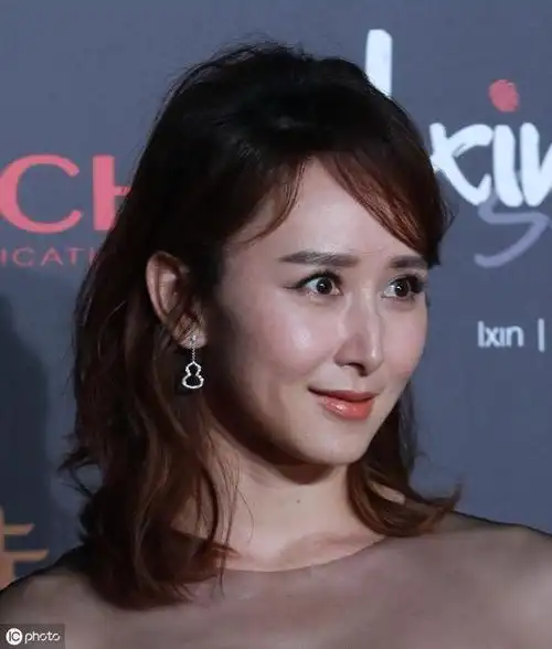 胡静曾经美到多少人心头如今身材发福脸部僵硬