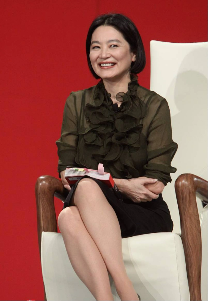 林青霞的就算脸上有皱纹却也依旧很优雅老了之后反而更有魅力