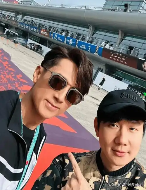 林俊杰晒f1赛场合影,49岁吴彦祖站c位好帅,林志颖吴尊也在场