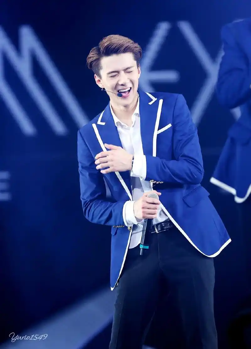 吴世勋的笑容真的太逗太真诚了,忍不住跟勋宝一起笑出了声