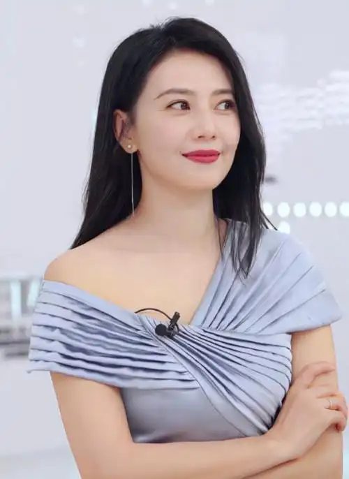 高圆圆的身材是很苗条的,她搭配的这款裙子上有很漂亮的褶皱,凸显出