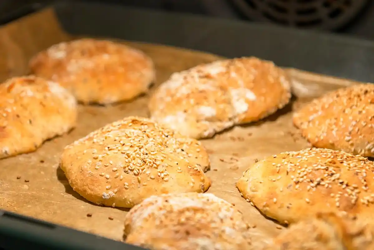 安徽特产黄山烧饼,是一道美味的小吃.外表金黄透亮,看着就很有食欲.