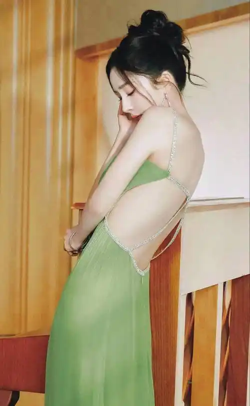 杨幂露背了,盘发梦回晴川,撑伞加回眸图,感叹于造物主的神奇!