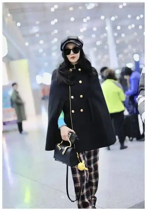 范冰冰真会"作妖",穿红色连衣裙配红色手套,不俗反而很高级_穿着_造型