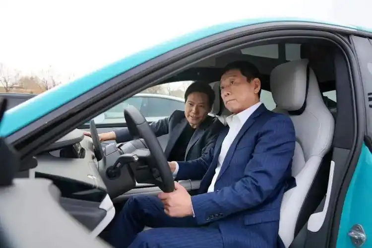 背水开战,雷军发布会现场也多次喊出"遥遥领先"