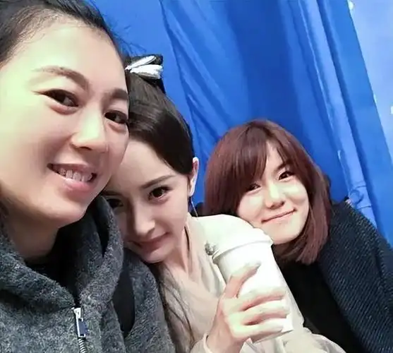 有钱也不抛弃穷朋友36岁的杨幂这一次让所有人刮目相看