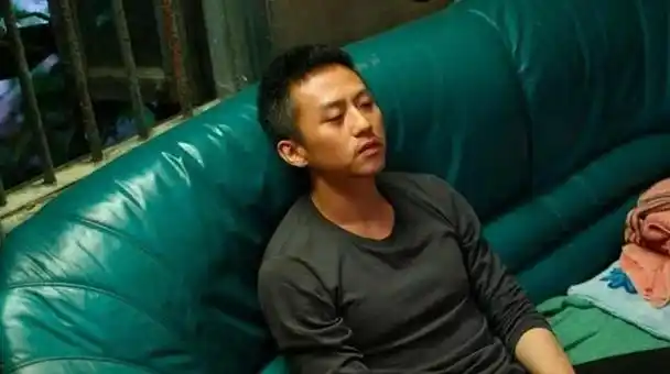 头发少对颜值伤害有多大邓超45岁高发际线阮经天留长发显年轻