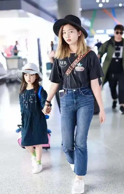 黄多多发育真好穿露脐装又甜又欲才16岁身高1米7似孙莉翻版