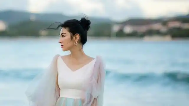 黄奕携女儿走红毯7岁黄芊玲气质出众接受采访心思通透感悟多