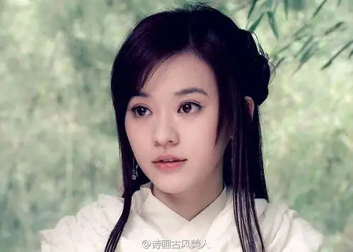 在父兄的呵护下长大,不知忧愁,对人不设防.