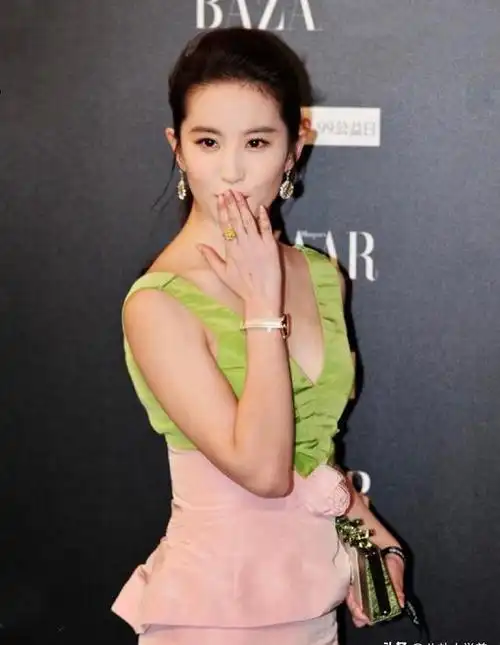 刘亦菲膀大又腰圆算不算顶级美人?看看她和杨幂的合照你就有答案