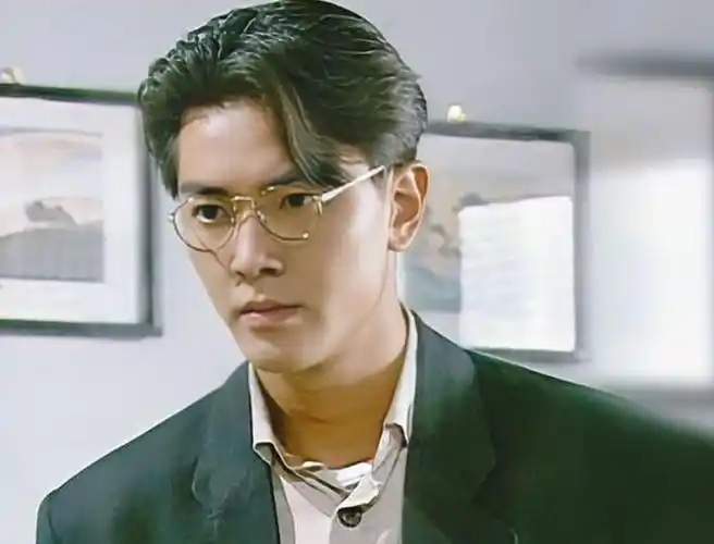 56岁郑伊健正式复出!穿搭朴实,老态毕现,片场疑和导演起争执!