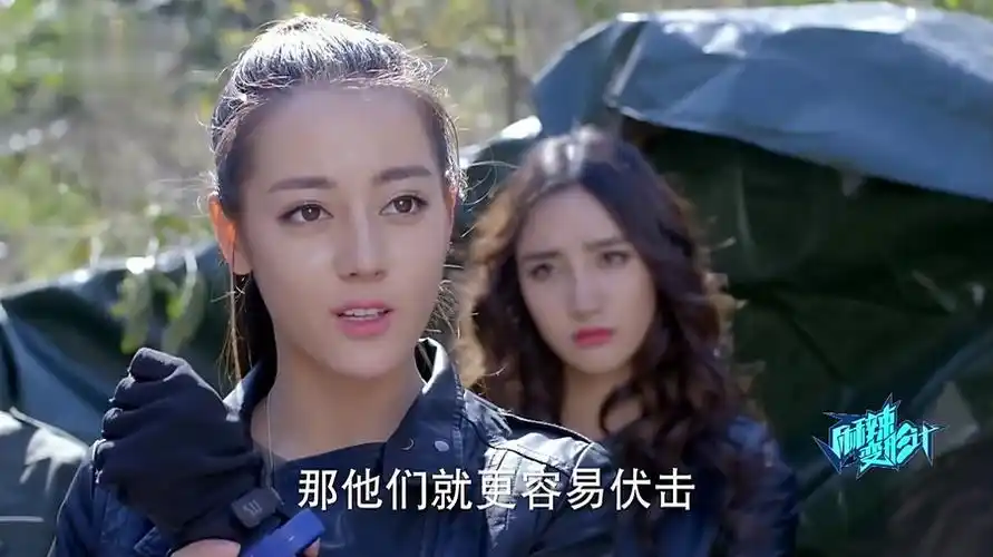 《麻辣变形计》一次偶然的机会性感女神关小迪接触到保镖行业,并在